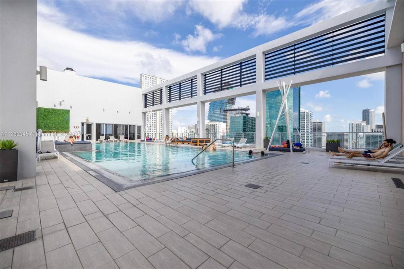 Luxury Penthouse Loft Rooftop Pool Free Parking Apartment