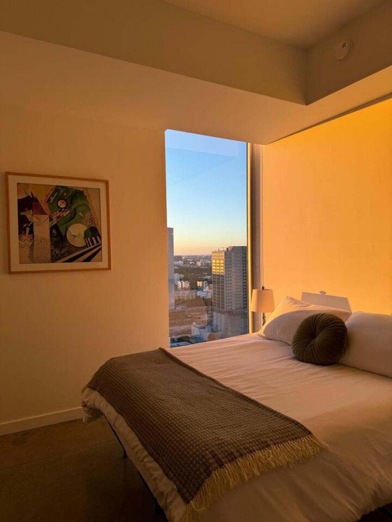 Luxury Penthouse Loft Rooftop Pool Free Parking Apartment *