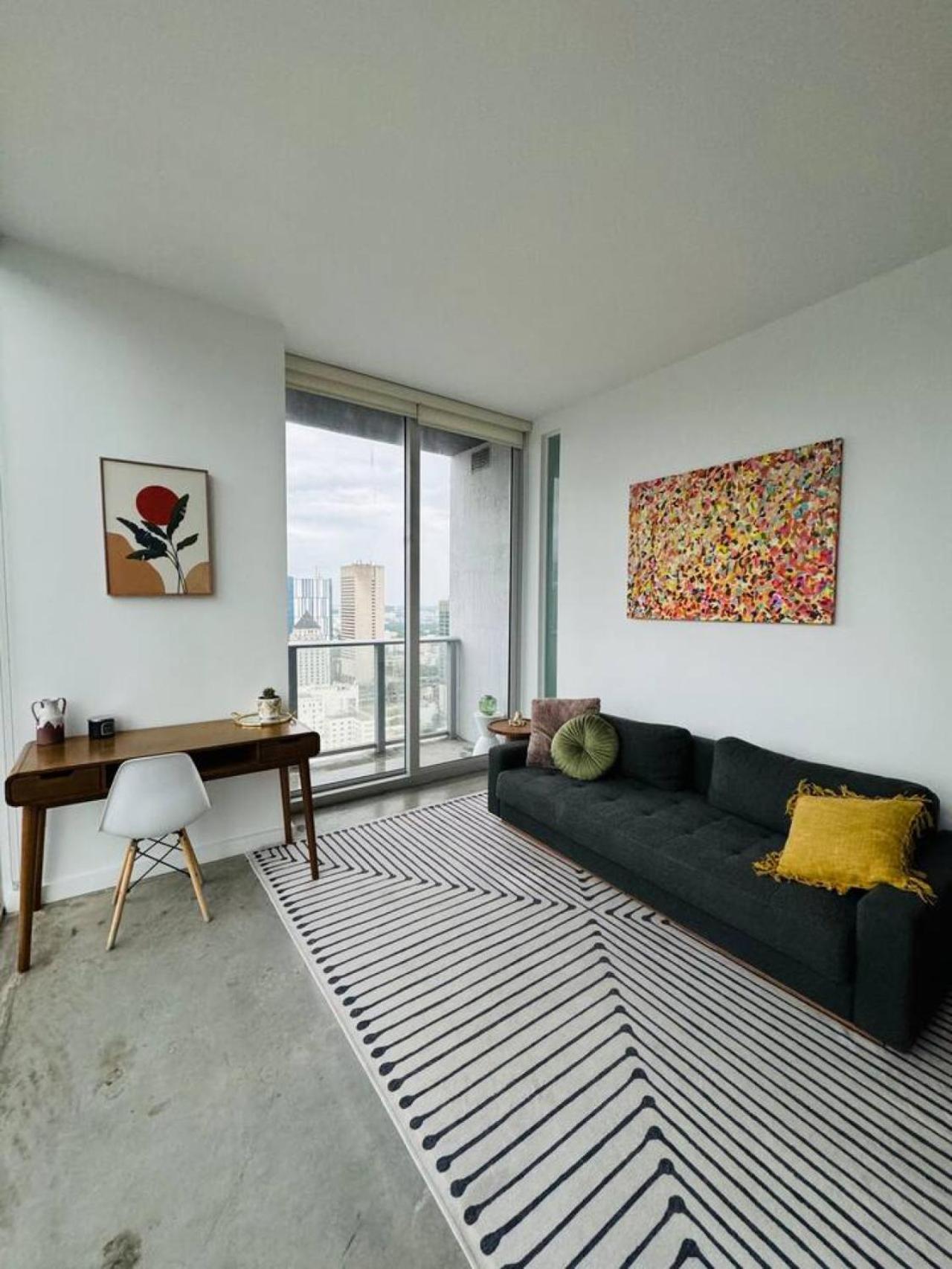 Luxury Penthouse Loft Rooftop Pool Free Parking Apartment *