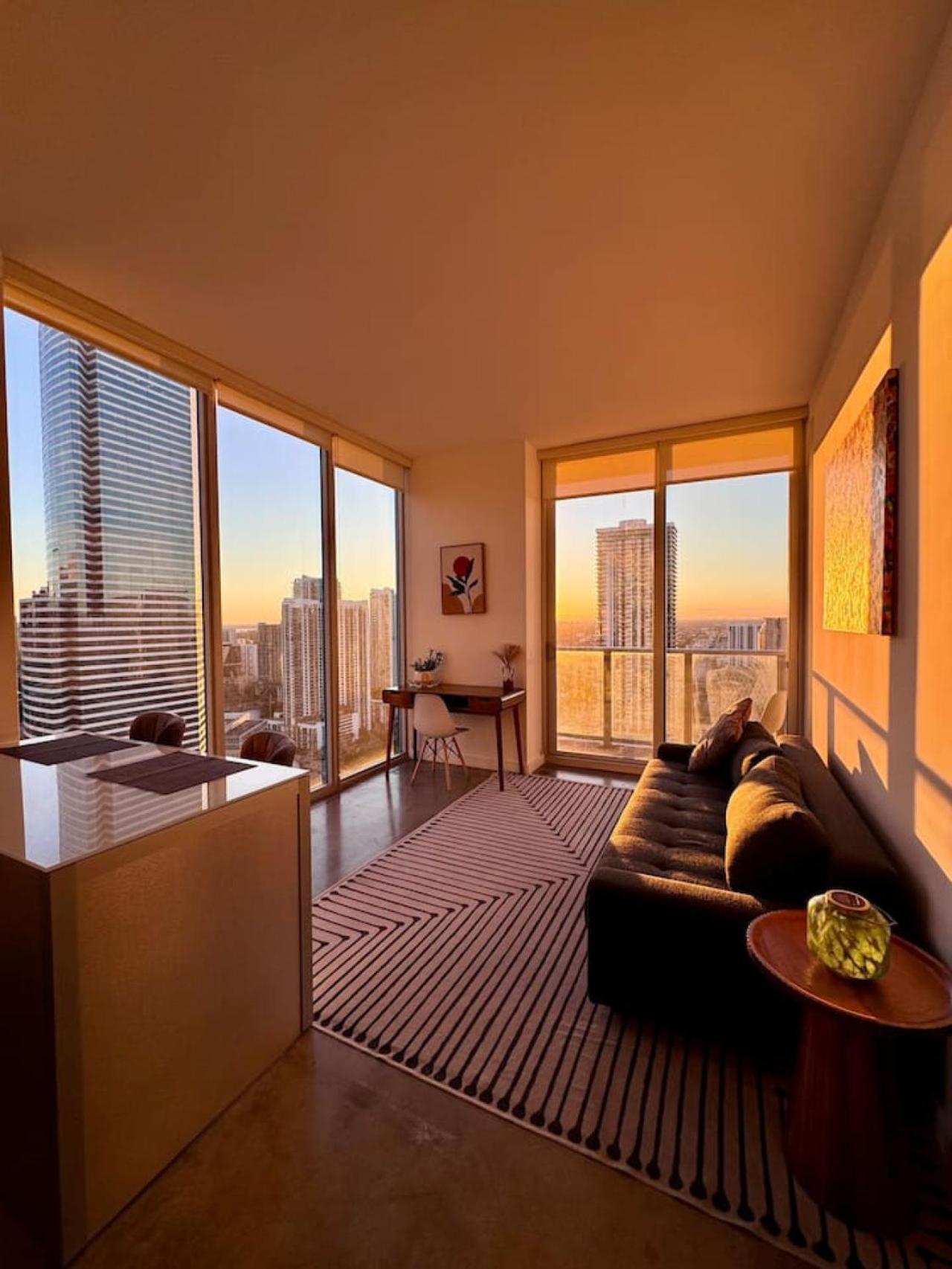 Luxury Penthouse Loft Rooftop Pool Free Parking *