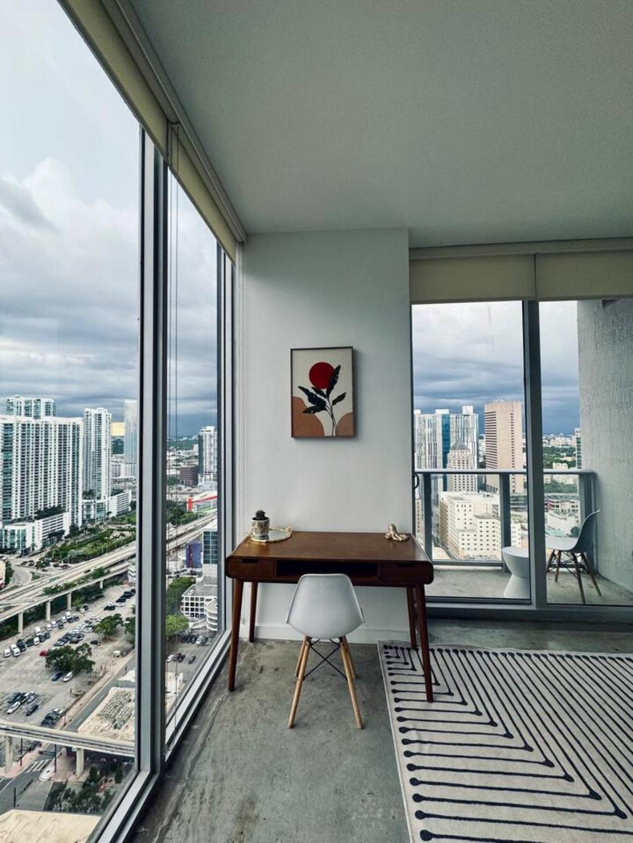 Luxury Penthouse Loft Rooftop Pool Free Parking Apartment *