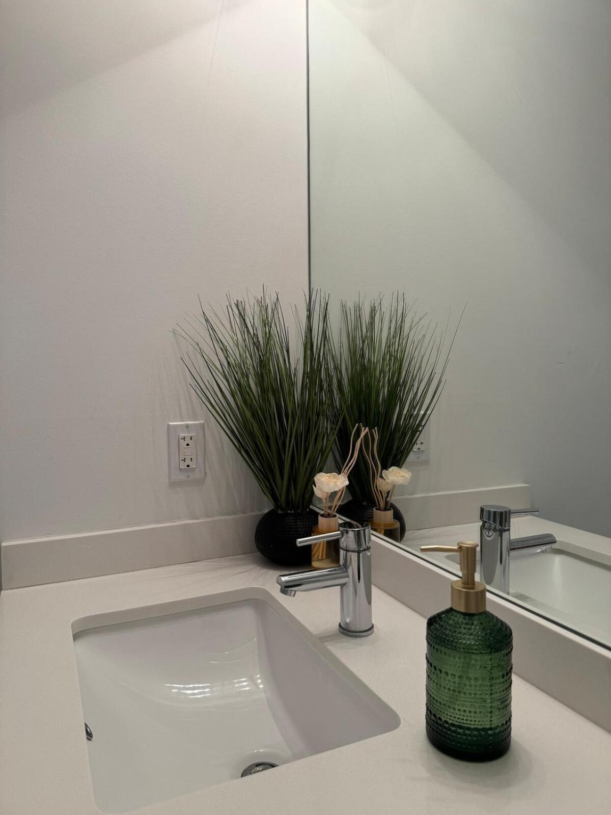 Elevated Elegance Luxe View Pool Free Parking Apartment